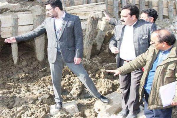 DC Srinagar inspects restoration works on river Jhelum
