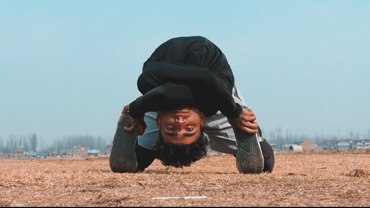 Rubber Boy: Meet Siyam Hyder who rotates his body at 180 degrees | KNO