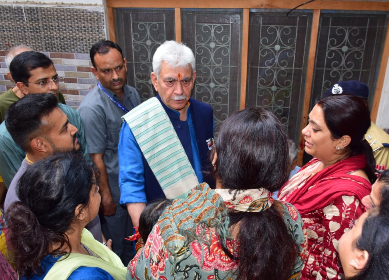 LG visits family of Martyr civilian Shashi Abrol in Jammu | KNO